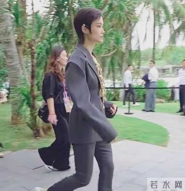 哇塞!李宇春私下穿着打扮被曝光啦,脖子上那超贵的金链子超好看