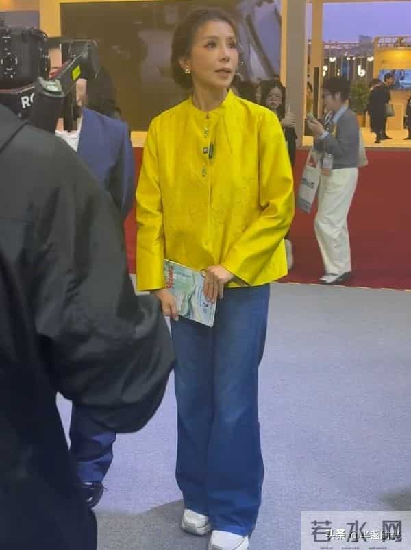 52岁朱迅现身上海进博会,她穿着换色衬衫,牛仔裤,状态太好了吧