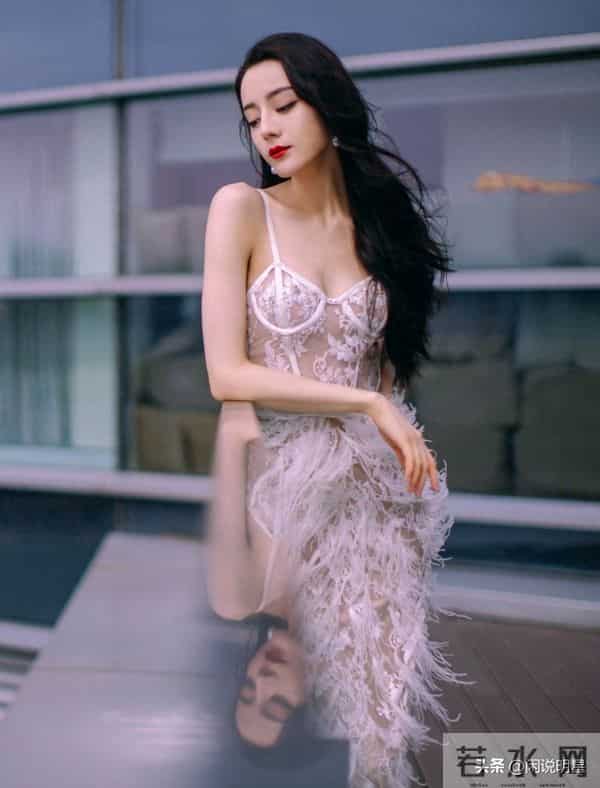 迪丽热巴—珍藏性感照：这“异域神颜”太蛊！每一张都是心脏暴击