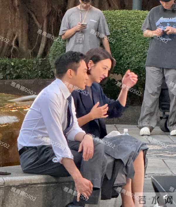 澳门偶遇张智霖拍戏,54岁的他跟39岁的高海宁搭戏像同龄人好年轻