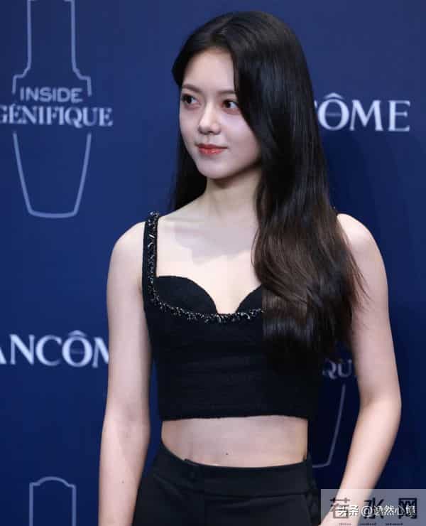 赵今麦这一套又美又飒,越来越漂亮了