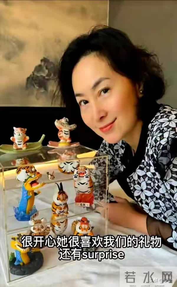 63岁何超琼香港为干女儿庆生，送哪吒蛋糕，幸福氛围拉满