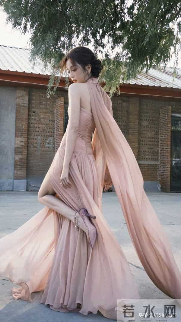 吴宣仪全新穿搭写真：薄纱轻盈，高跟美腿。