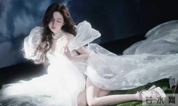 吴宣仪 抹胸短裙