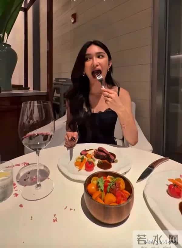 关枫馨与男友游海南岛享受阳光与海滩,穿比基尼喝椰汁舒适又奢华