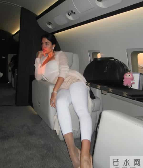 乔治娜又炫富，alo限量包上挂着labubu, 躺在私人飞机的大床上!