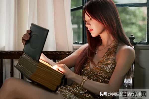 赵露思 白瓷肌肤太亮眼 美的像个洋娃娃精致到头发丝