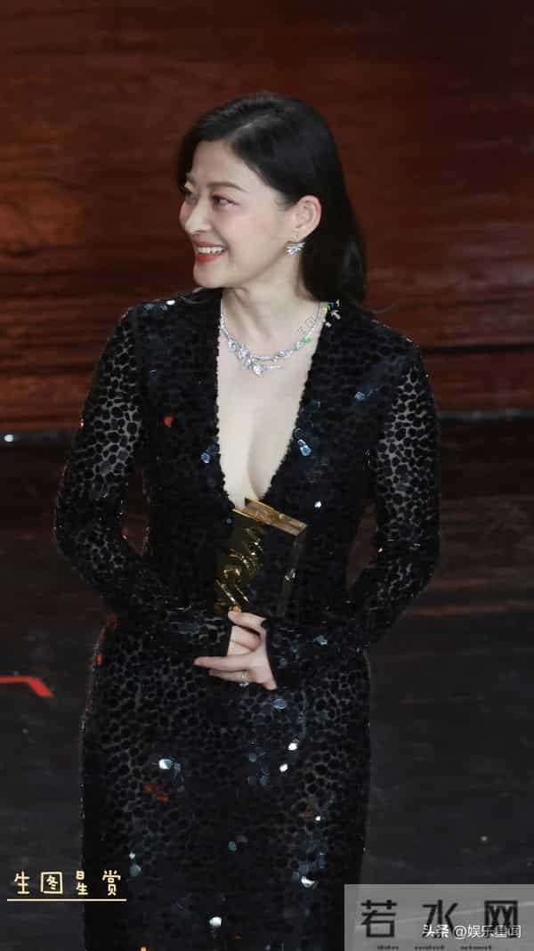 梅婷微博视界大会红毯听到粉丝叫妈妈的反应!“你好”也太温柔了