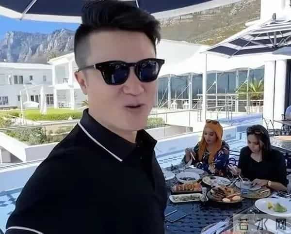 非洲土皇帝王垚:丰臀辣妹当助理,生活奢靡为何还多次被官媒表扬