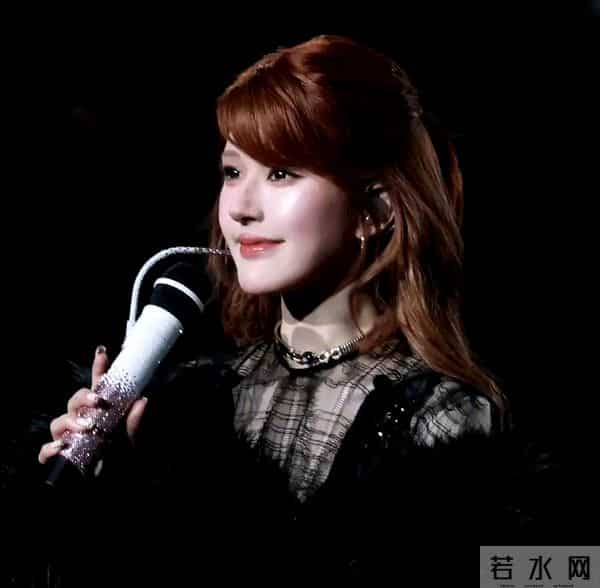 赵露思爆剧红利：穿高定跳热舞，宣布加入新公司，对着粉丝嗷嗷哭