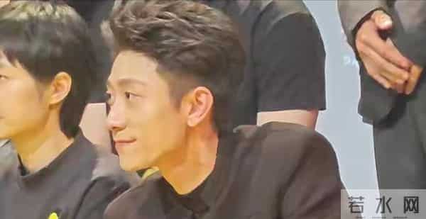 被“发腮”的张一山惊艳,33岁终于长开,网友:杨紫得避嫌了