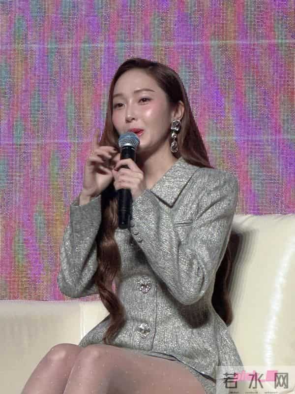 郑秀妍最新照大胆的肉色丝袜银色高跟鞋依旧宝刀不老