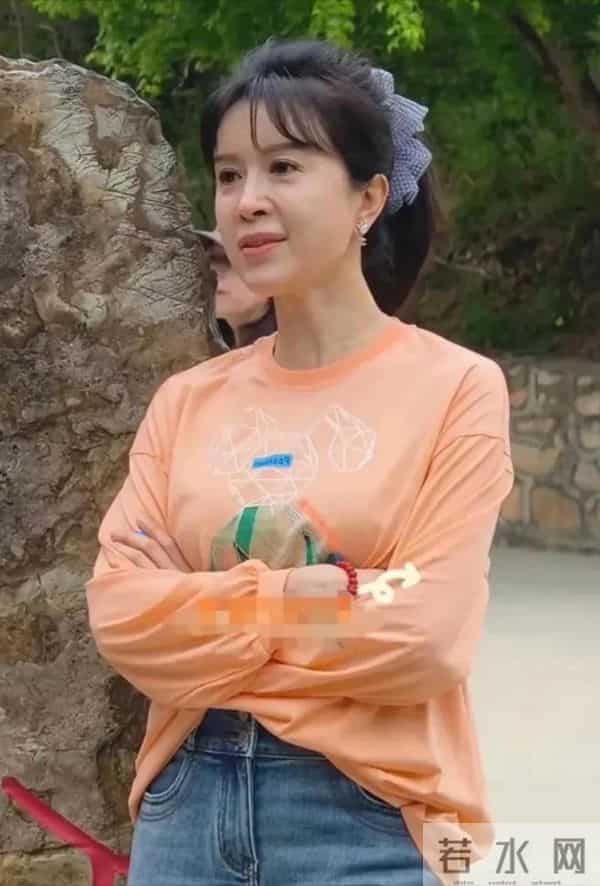 50岁金巧巧被偶遇，网友吐槽：奶奶的脸，孙女的头型，少女的身材