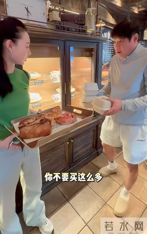 范志毅夫妻俩买面包，被说像父女，脾气火爆的他在老婆面前很温柔