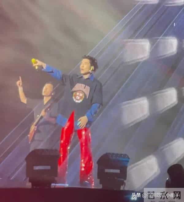 萧敬腾演唱会邀请钟楚曦当嘉宾，两人同框大玩兄妹梗，粉丝狂吐槽