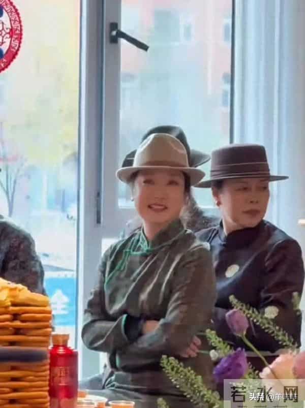 45岁玲花现身外甥婚礼，长胖后更美了，气质妥妥的拿捏了