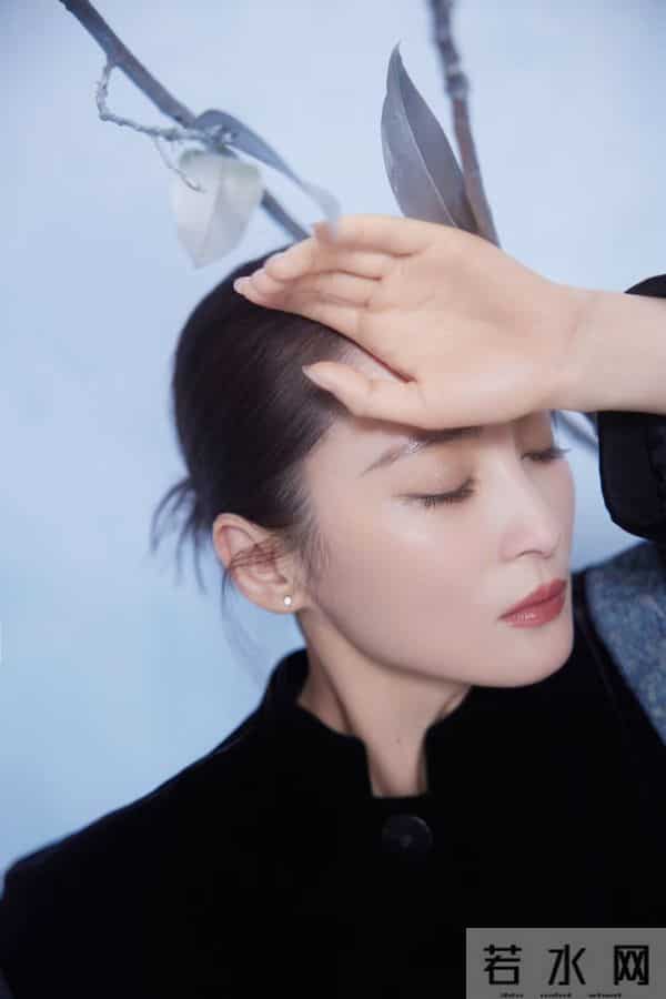 蒋勤勤分享国风写真，黑丝绒刺绣装配低盘发，气质典雅美出新高度