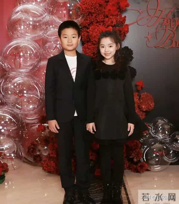董璇生日宴会,佟大为儿子与小酒窝青梅竹马同框,长相神似爸爸
