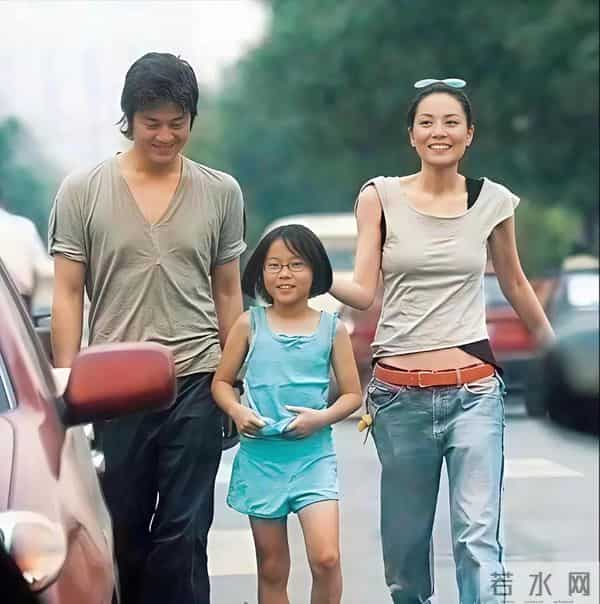 那时候的王菲 李亚鹏一家三口笑得好开心啊