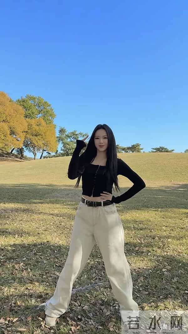 程潇黑上衣，搭配米白阔腿裤松弛