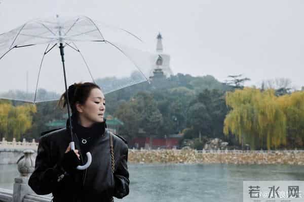 巩俐雨天现身北海公园，全黑造型撑伞漫步，这姿态太像电影镜头！