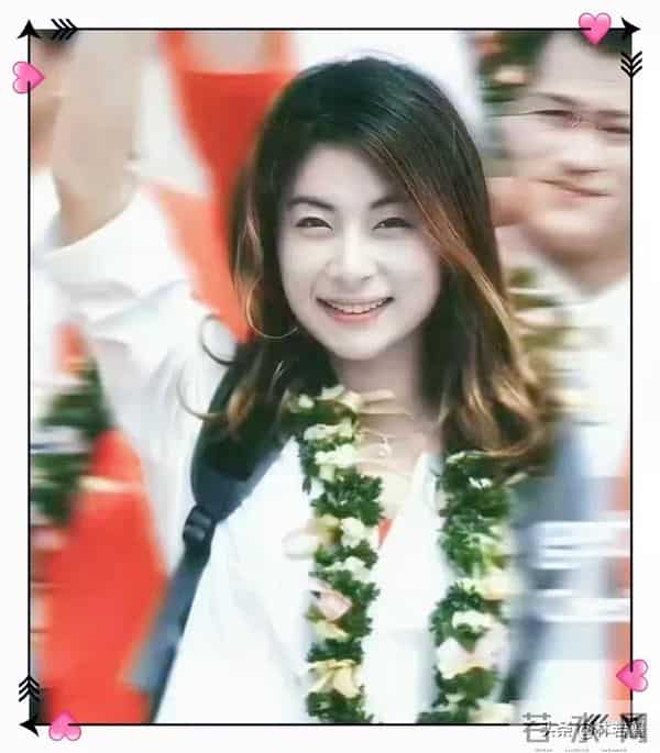 郭晶晶北京出席活动被偶遇，穿黑色长裙优雅大方，网友：贵气十足