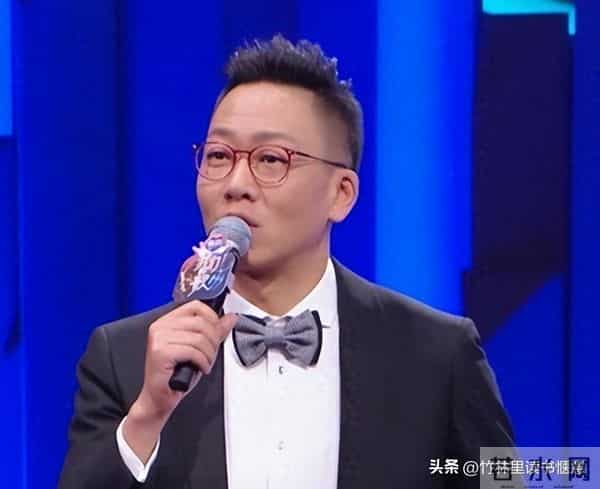 他曾是央视主持，却因“任性”引起领导不满，今54岁在街头当吃播