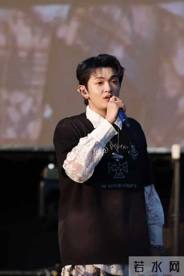 颜人中演唱会突发设备故障延迟约50分钟，现场清唱救场并承诺：明年再开一场，在场观众免费看