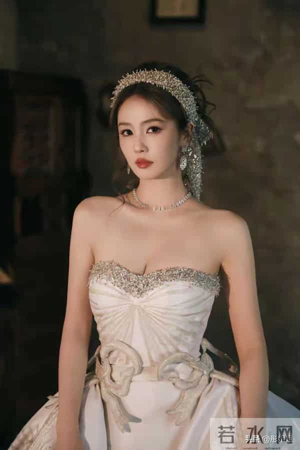 白鹿美成中世纪油画公主!复古长裙配卷发优雅入画