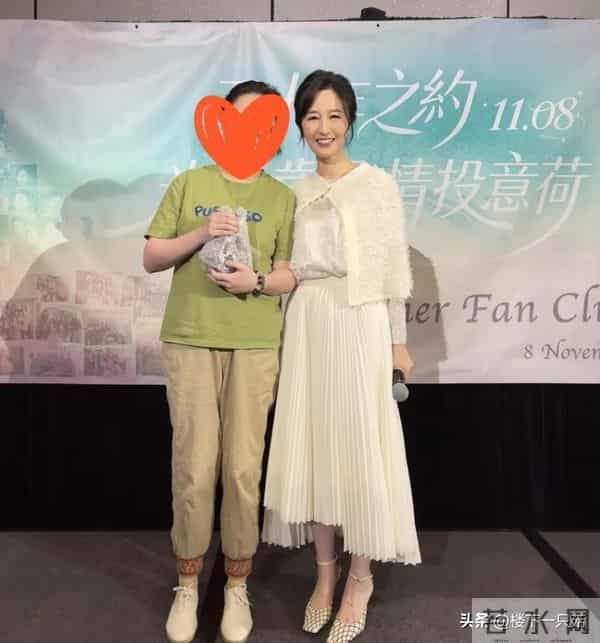 关咏荷与粉丝续20年之约 白色礼服纯洁优雅 61岁真人又白又瘦像30岁