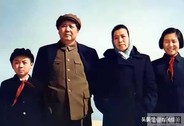 毛主席一家四口合影，四人脸上全是笑意，李讷紧挨毛主席