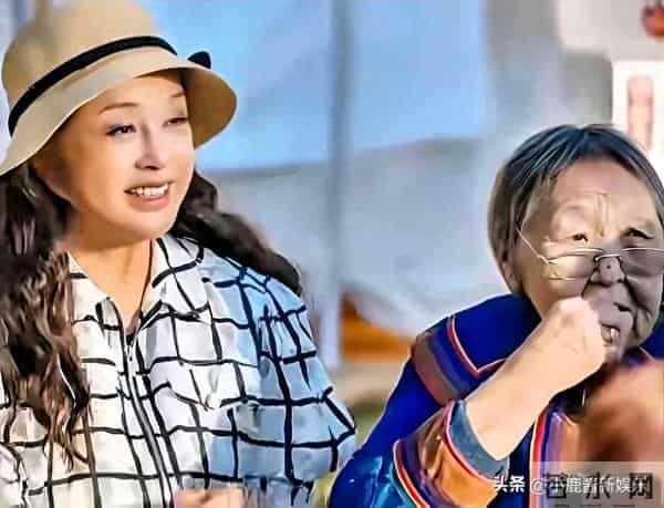 离谱！75岁刘晓庆主动喊影迷“姥姥”，结果对方却比她小一岁