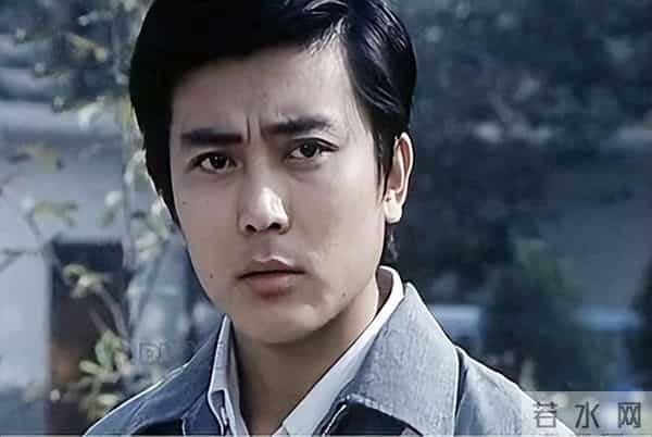 他曾是北影厂第一美男，退居幕后20年担任制片人，如今老的不敢认