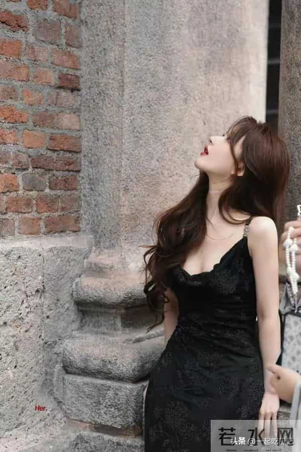 27岁赵露思太丰满，黑色紧身裙都兜不住好身材，难怪直男都喜欢她