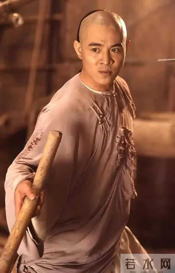 李连杰脱衣辟谣“换心脏”传闻；近期其发布多条视频精神饱满、头发乌黑，与年初憔悴状态对比鲜明引猜测