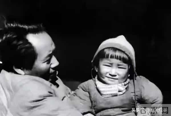 毛主席一家四口合影，四人脸上全是笑意，李讷紧挨毛主席