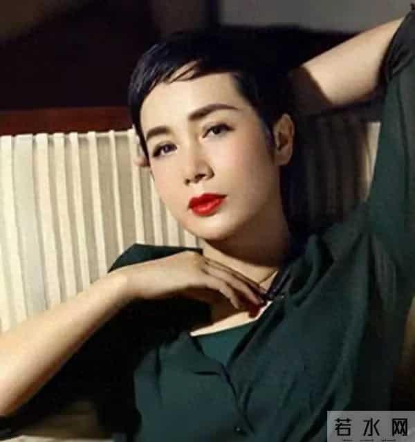 蒋雯丽59岁英国低调生活曝光：昔日女神瘦老憔悴，岁月不饶人