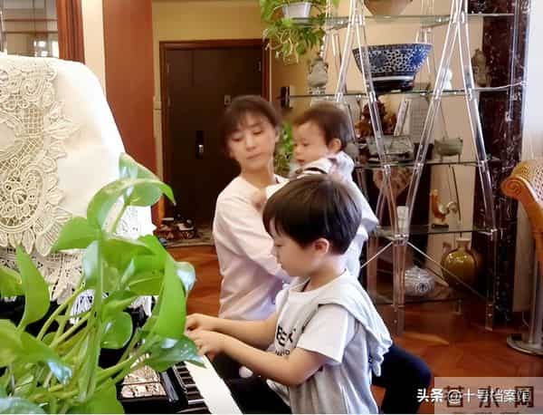 73岁导演尤小刚三婚两离，娶小30岁美女演员，64岁老来得子终圆梦