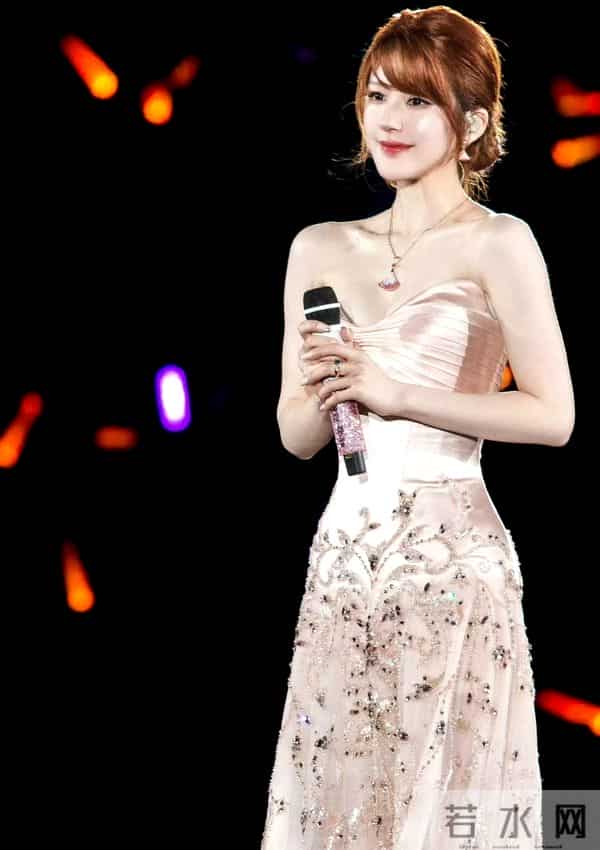 赵露思爆剧红利：穿高定跳热舞，宣布加入新公司，对着粉丝嗷嗷哭