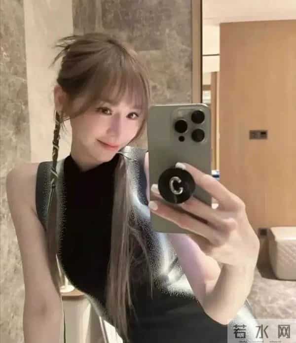 43岁王心凌的括号臀又辣又撩,弯腰那一刻,网友:这谁hold得住!