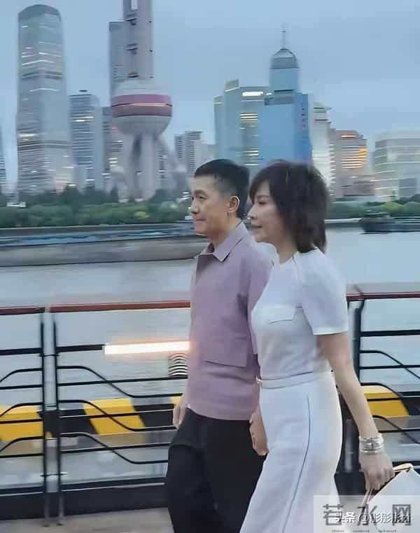 刘嘉玲上海街头被偶遇！59岁面容饱满似少女，身材绝佳状态逆龄