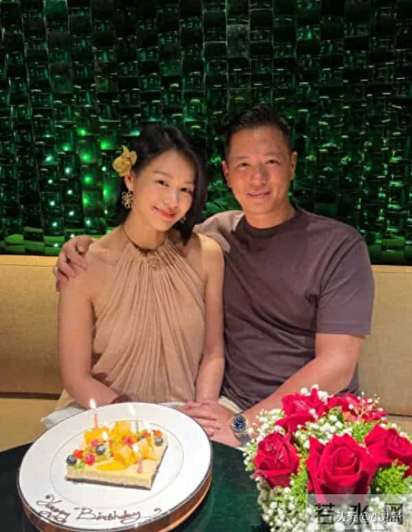 李承德为老婆胡杏儿庆祝生日，手腕金镯抢镜，满满的幸福味道