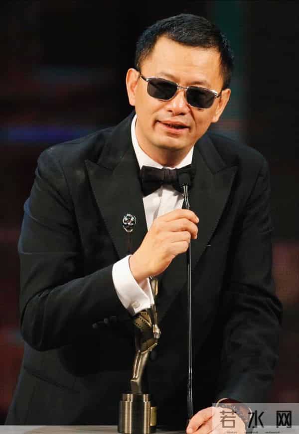 王家卫一个做法让古二翻脸，3年兼任4个职位，3000薪水干30万的活