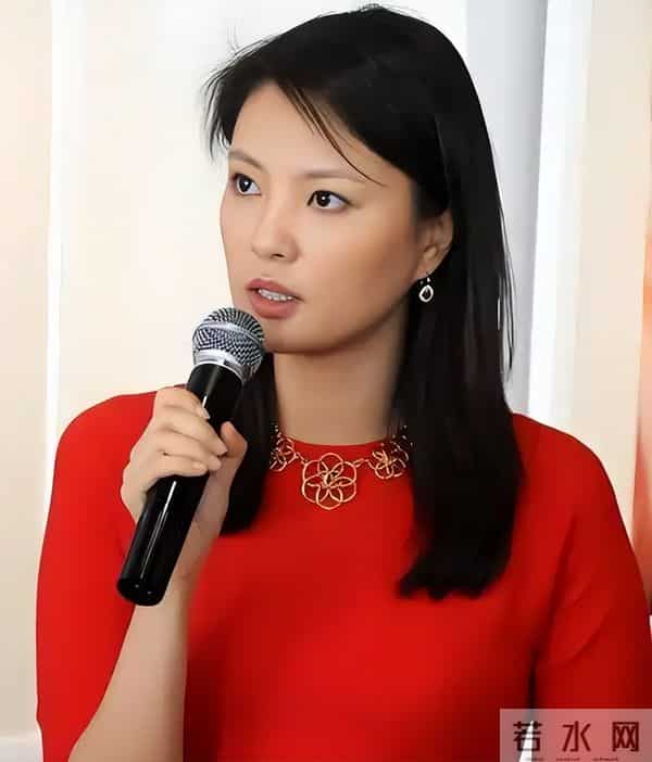 前央视主持人,俩前任去世被嘲“克夫”,生图脸僵的她近况如何了