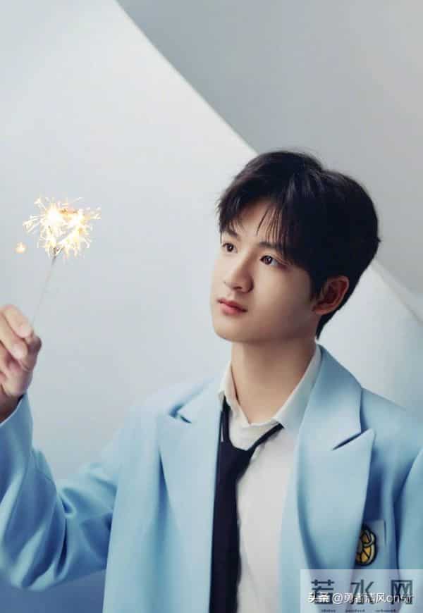 田亮晒照为儿子庆生,14岁田宸宇阳光帅气,身高近180全家最高