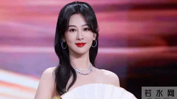 杨紫33岁生日晒全家福,杨爸杨妈气质出众好年轻,一家三口好幸福