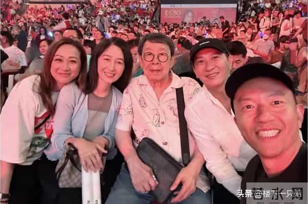 关咏荷与粉丝续20年之约 白色礼服纯洁优雅 61岁真人又白又瘦像30岁