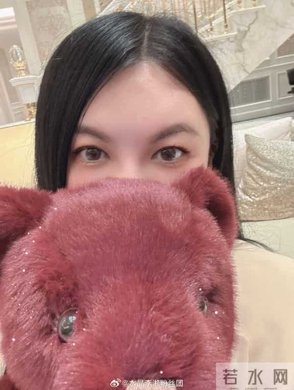 被回娘家的李湘无声炫到 客厅大得像酒店大堂 拍照破天荒只露半张脸