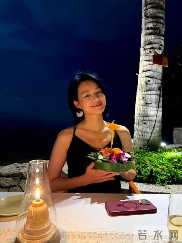 46岁胡杏儿和老公度假庆生,小腹圆润,网友猜测怀“四胎”拼女儿