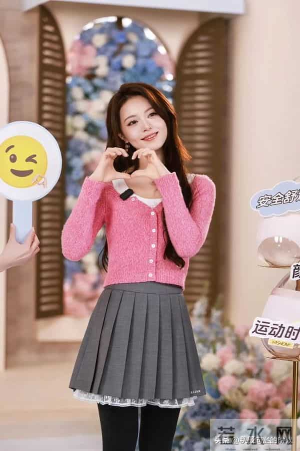 赵今麦｜厚黑+超短jk裙